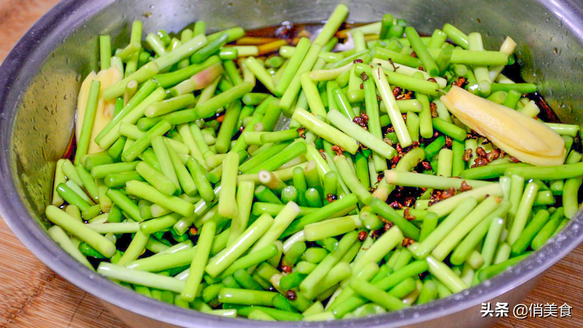 简单好吃的腌蒜苔,农村奶奶腌制蒜苔的家常做法