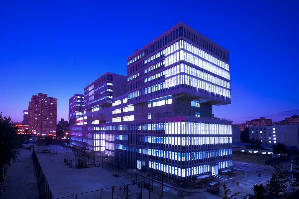 对AI感兴趣的同学,不妨考虑一下这所大学,国内第一机器人学院