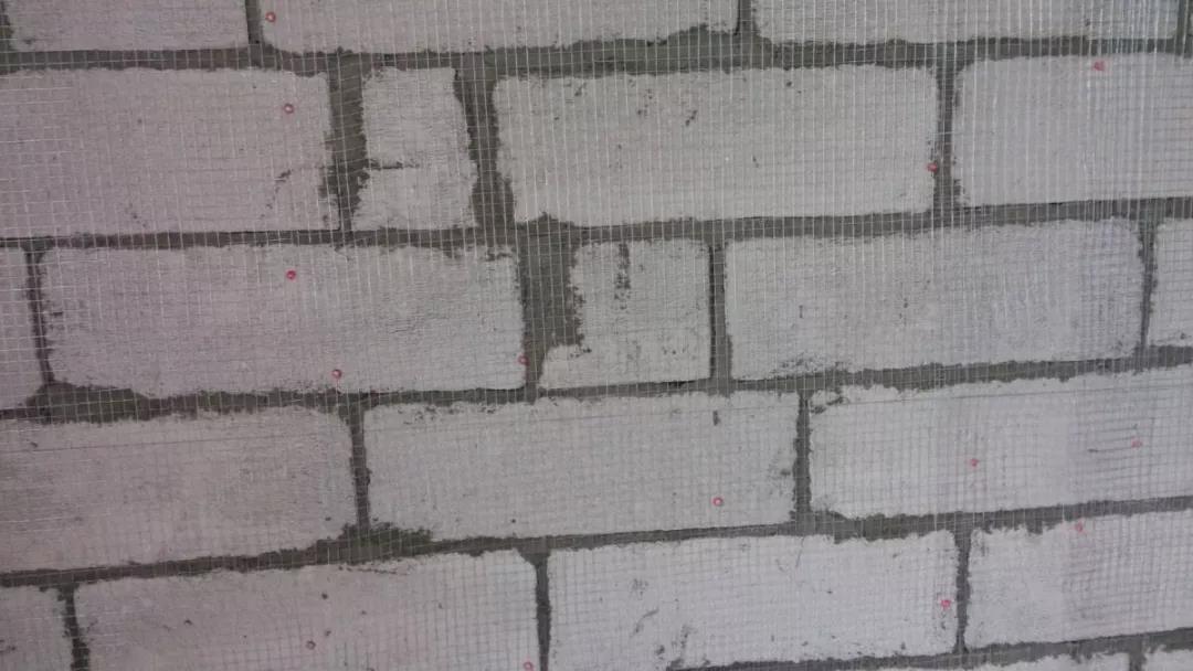 乳胶漆墙面污渍发霉开裂如何处理,墙面鼓包开裂怎么修复