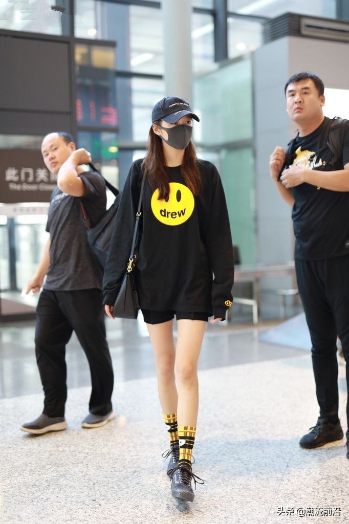 关晓彤衣品直线大衣洞洞裤,关晓彤最近衣品