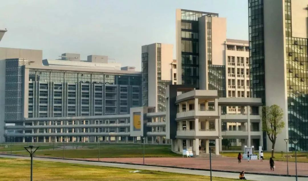 春暖花开是一年中最美丽的季节,春暖花开的季节享受大自然的美景