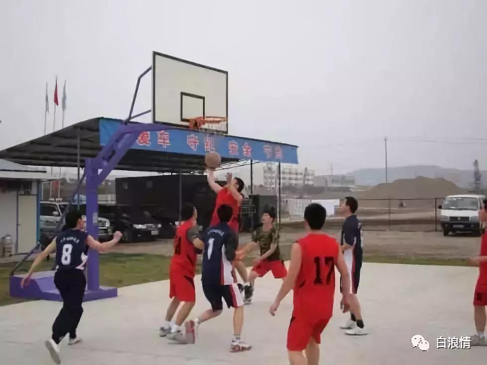 和教练打篮球单挑,和兄弟打篮球配合