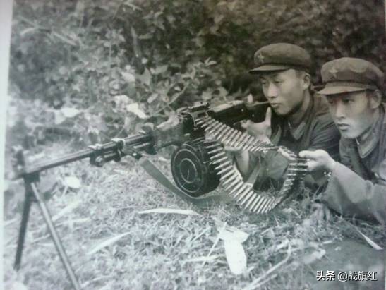 卫生员牺牲时身体定格：左手抱伤员，右手伸向药包，授荣誉称号