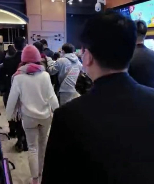 成龙宣传电影腰伤,成龙腰伤复发走路图片