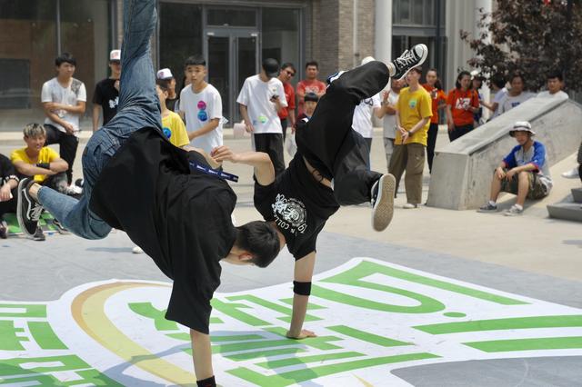 “安利‘511’我要腰”今开晒街舞争霸不服来战pick钟意小蛮腰