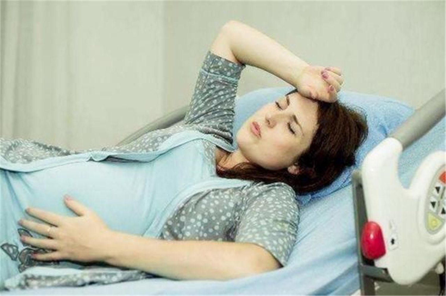 孕晚期胎儿突然发动怎么办,孕晚期要发动了去医院