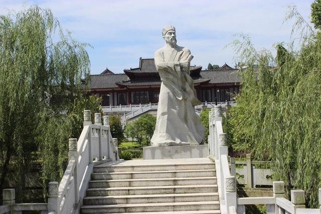 搜集古今中外中秋咏月的古诗词,3首有关中秋月亮的古诗词