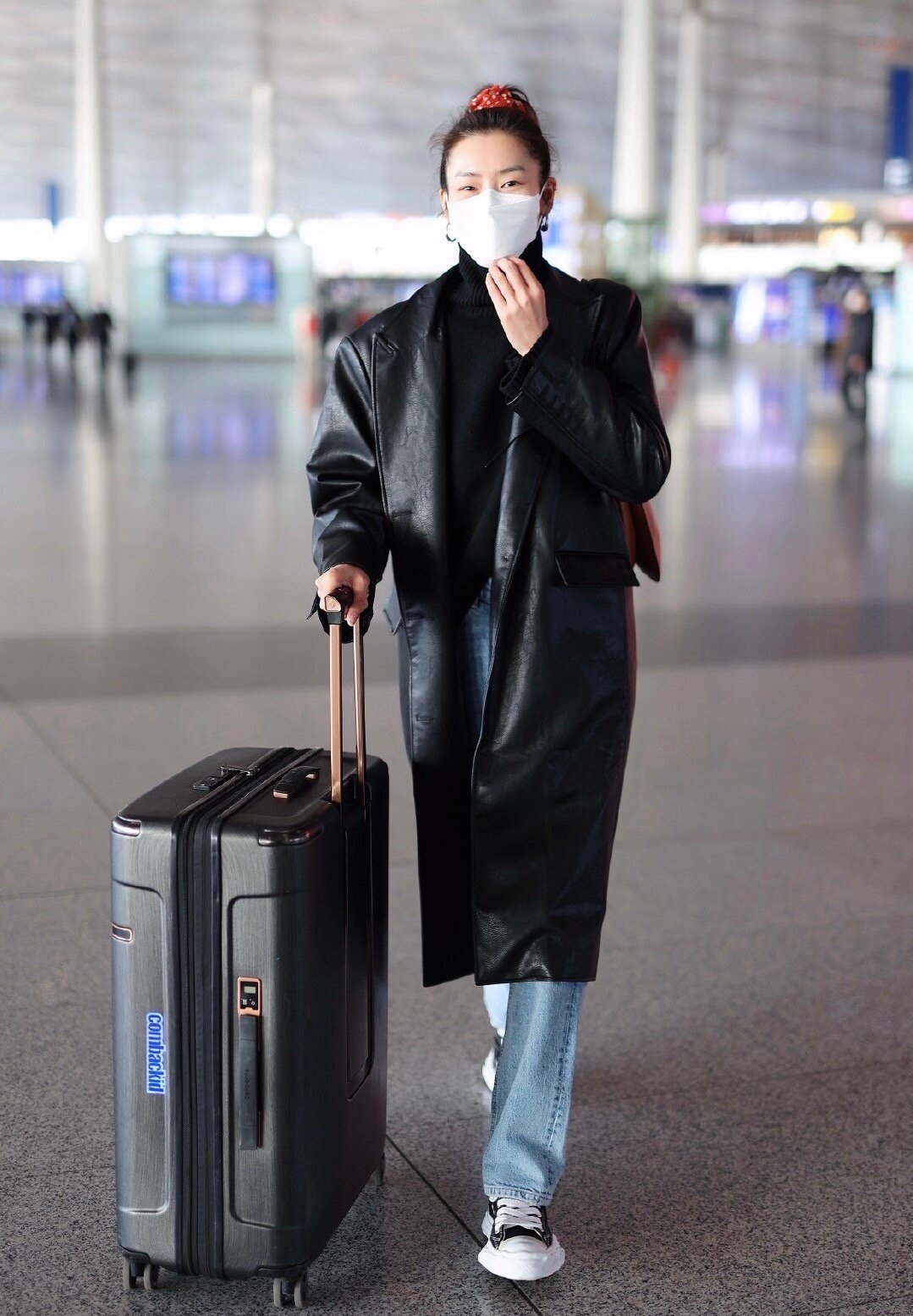 刘雯上身只穿一件皮衣,刘雯酒红色皮衣照片图片