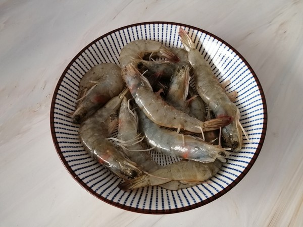 白灼活虾要怎么处理才好吃,活虾直接冻还是处理了再冻