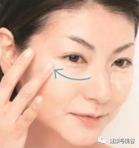 额头肤色暗沉怎么改善,改善暗沉提亮肤色护肤