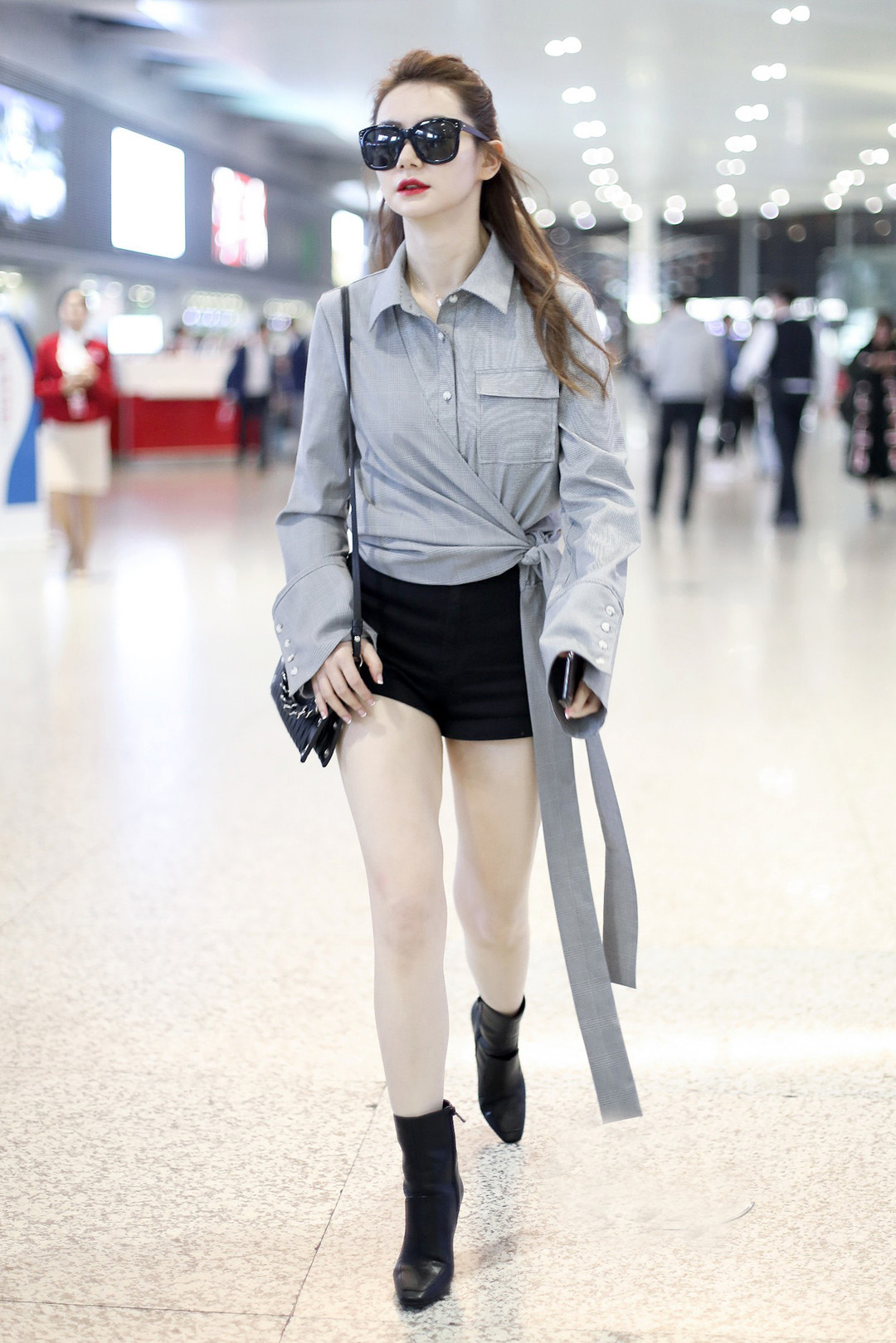 戚薇穿小西装机场照,戚薇包包小视频