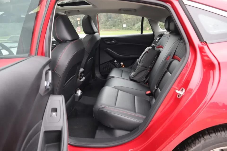 试驾名爵mg5手动挡红色,试驾名爵mg1.5