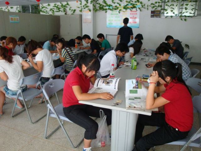 富士康普工底薪这么低靠什么挣钱,富士康普工工资真实收入