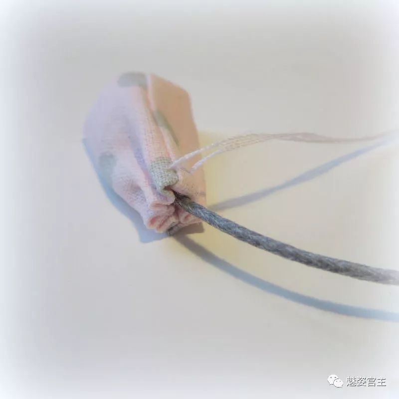 怎么制作花朵手工布料教程,怎么用剩下的布料做衣服上的小花