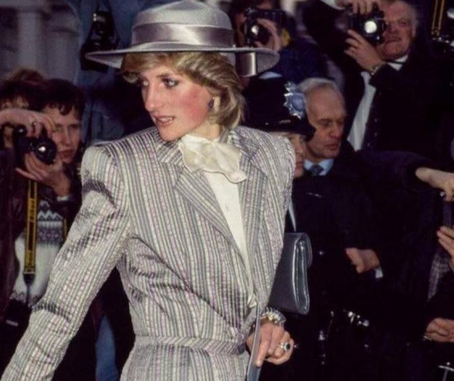 1983年戴安娜带小威廉出访澳洲，母子大出风头，查尔斯沦为背景板