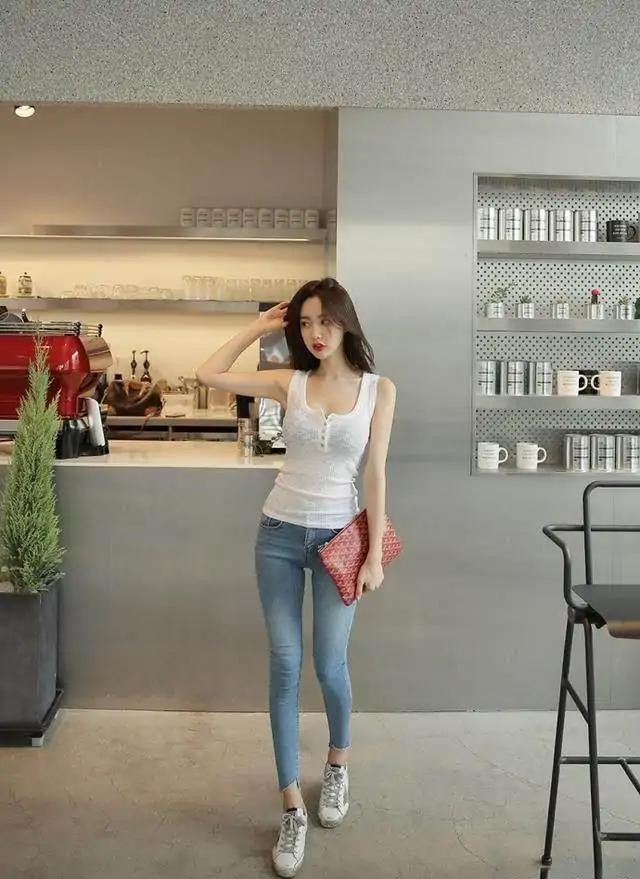 中年微胖紧身牛仔裤搭配,牛仔裤加t恤时尚简约的搭配