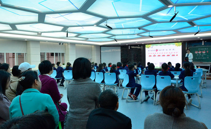 家长大赞！重庆新村教育集团“家长开放日”体验智能互动创新课堂