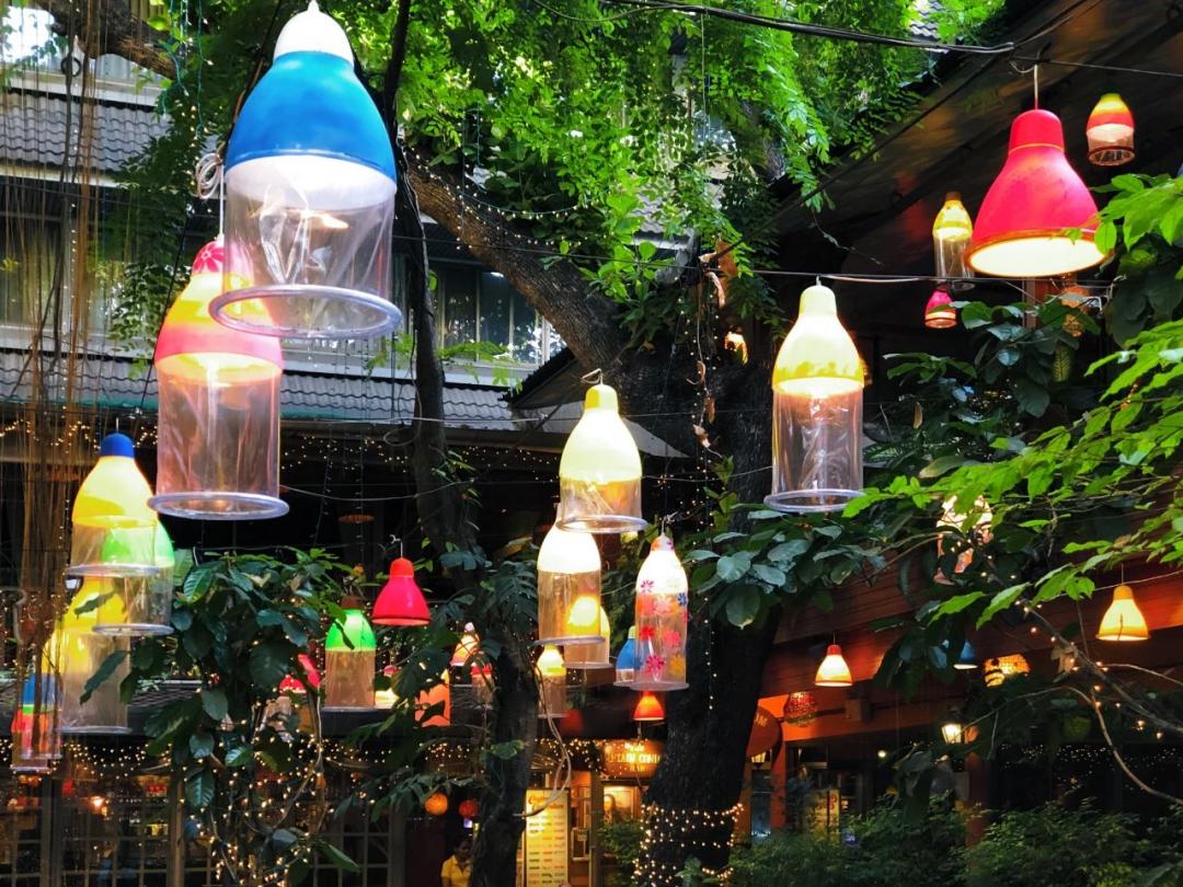 套套餐具、半裸服务……餐厅的“软色情”你能接受吗?