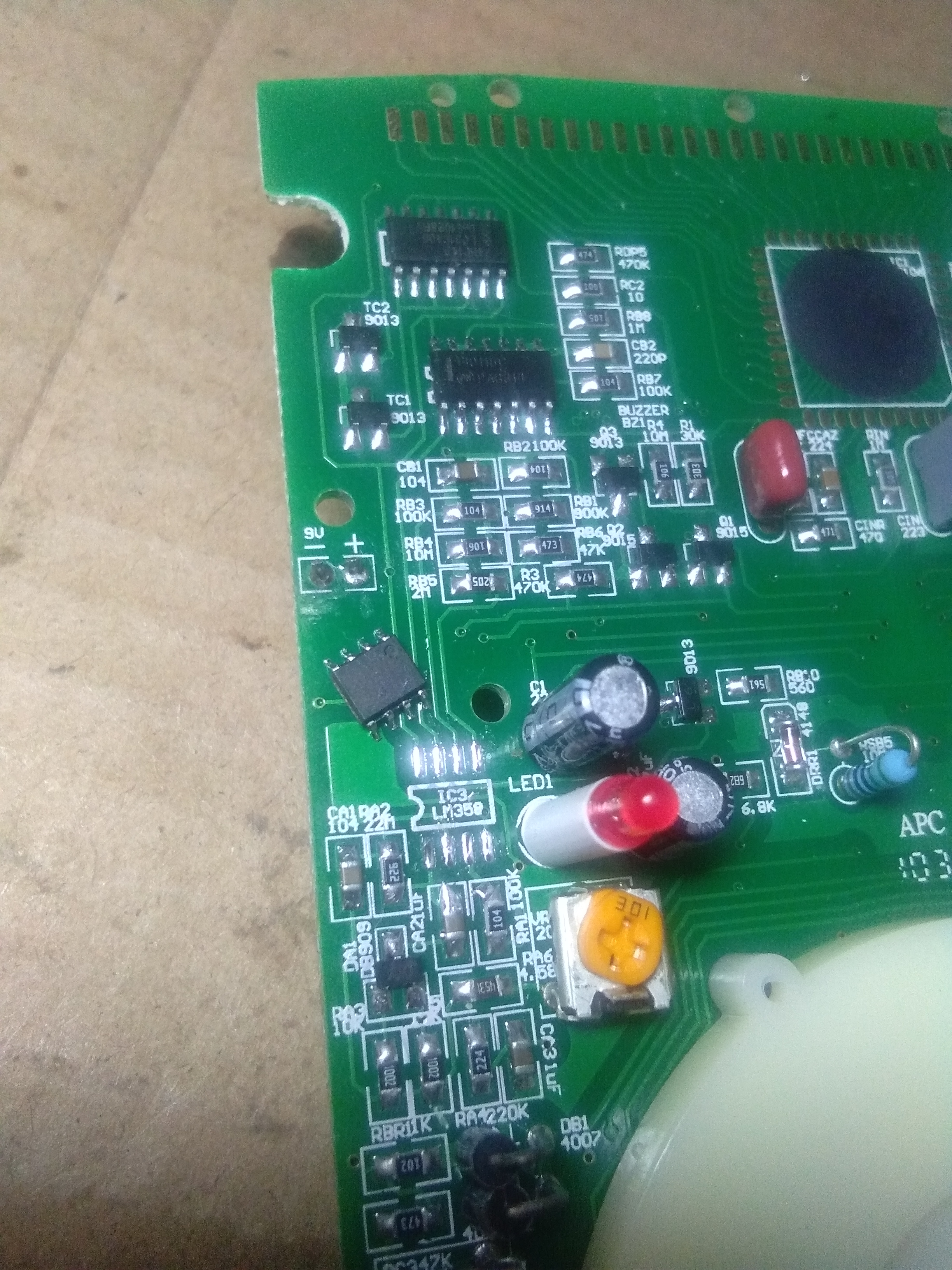 用万用表蜂鸣档测电容一直响,万用表蜂鸣器常响指示灯常亮