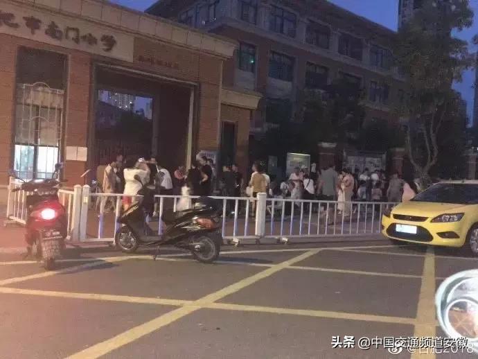 合肥小学一年级报名现场,小学生新生入学报名家长凌晨排队