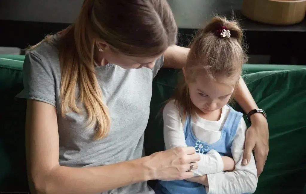 当孩子说妈妈好丑该怎么办,母亲嫌弃女儿太丑怎么办