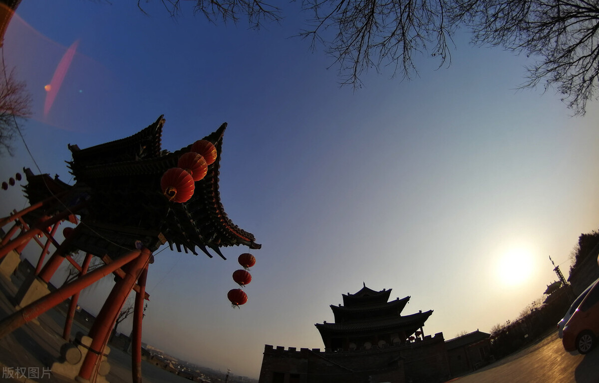 悬在头上的日月,还有山上的蓍草、水中的灵龟,如何化成《周易》