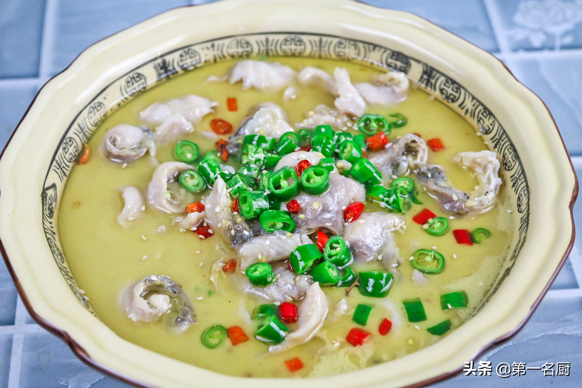 鲤鱼好吃有诀窍，做出来肉质嫩滑，汤鲜味美，一顿多吃两碗饭