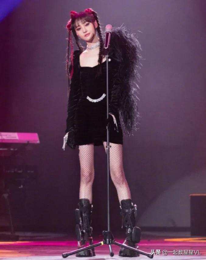 郑爽仗着人瘦任性，挑战女生嫌弃的无痕裤，没想到却显得膝盖好弯