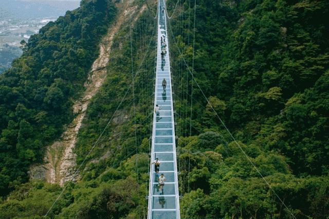 网红玻璃桥悬崖秋千,网红旅游打卡玻璃滑道