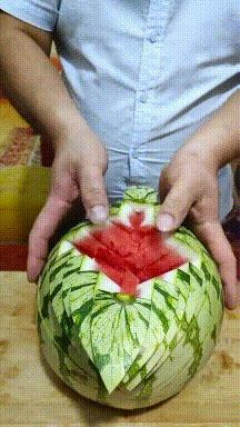 搞笑GIF开心一刻：姑娘你晚上睡觉，你要小心你家这只猫