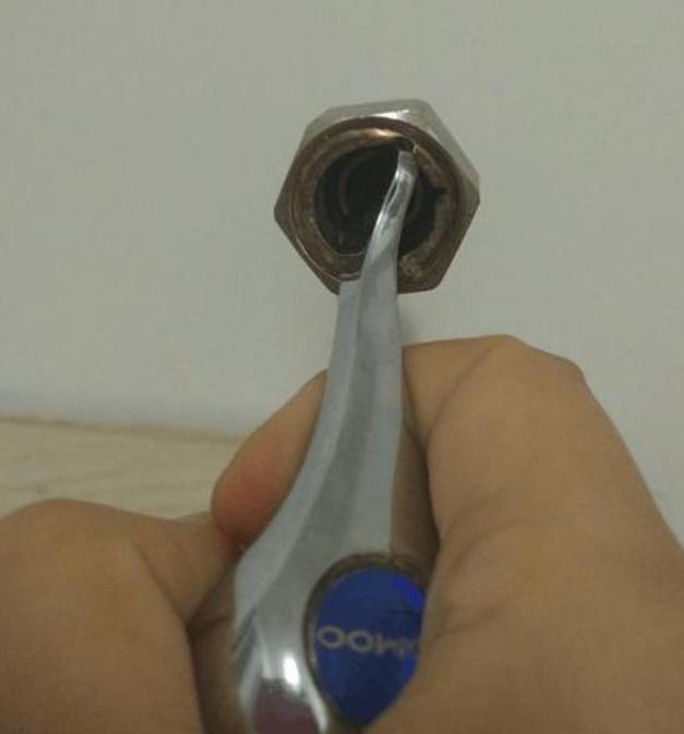 水龙头断在水管里怎么取出,水龙头断里面了怎么取出来妙招