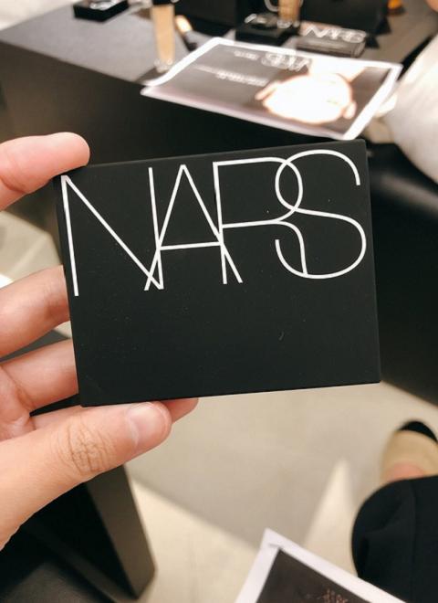 日本nars纳斯裸光蜜粉饼,nars纳斯蜜粉饼10克