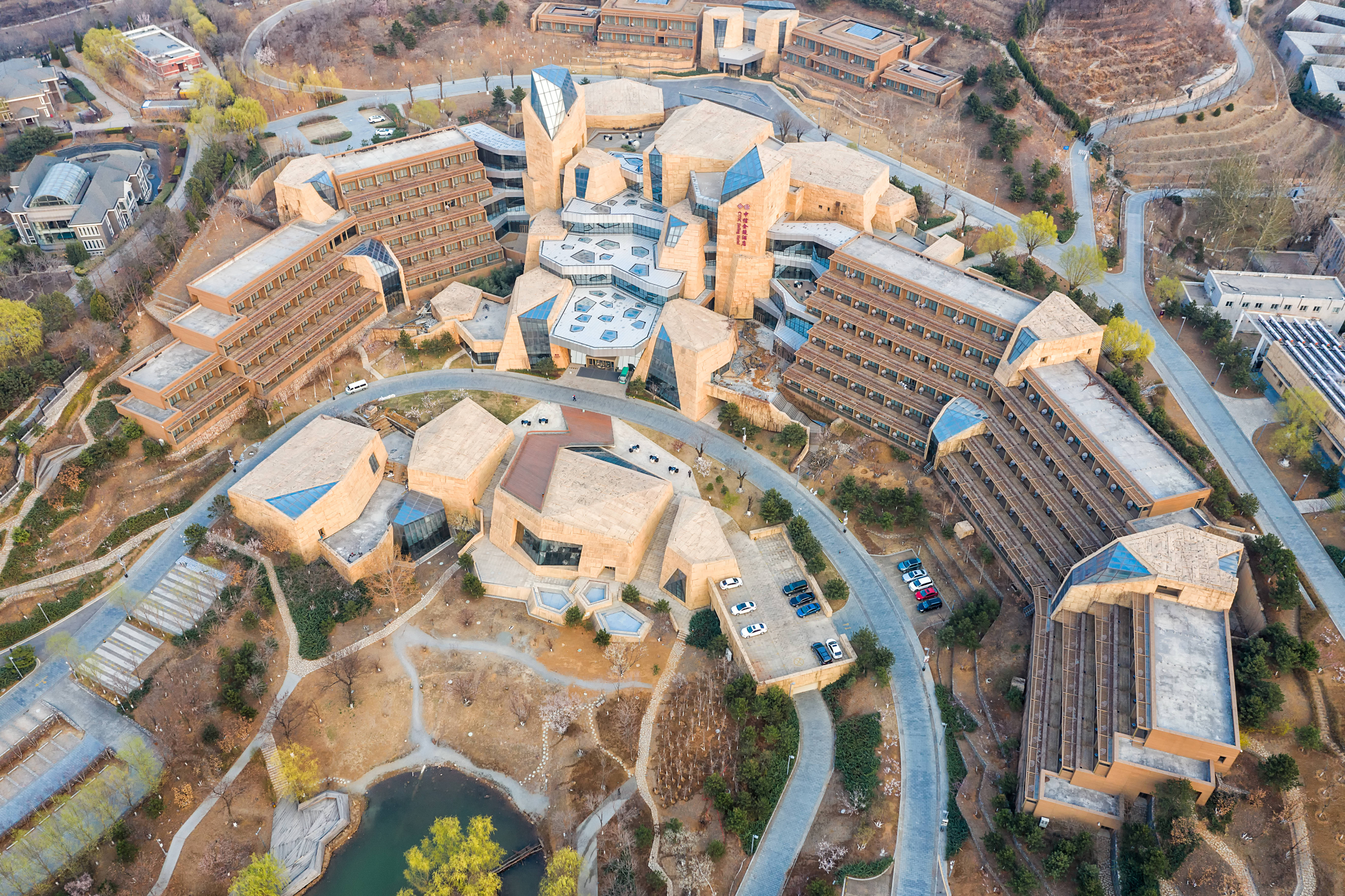 倚山傍水好地方,倚山傍水