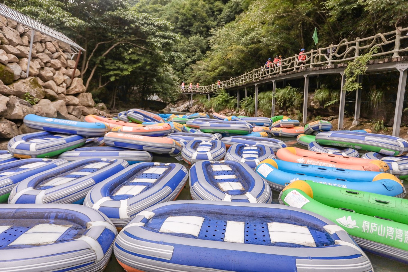 桐庐山湾湾漂流门票多少,桐庐山湾湾漂流景区在什么地方
