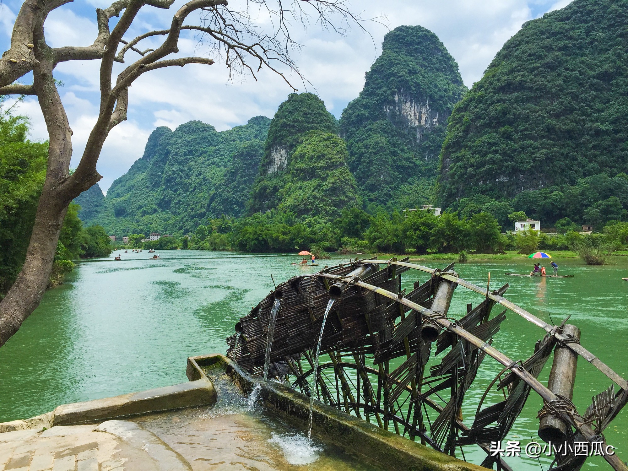 来广西阳朔旅游，一定要体验遇龙河人工竹筏漂流，这样才不枉此行