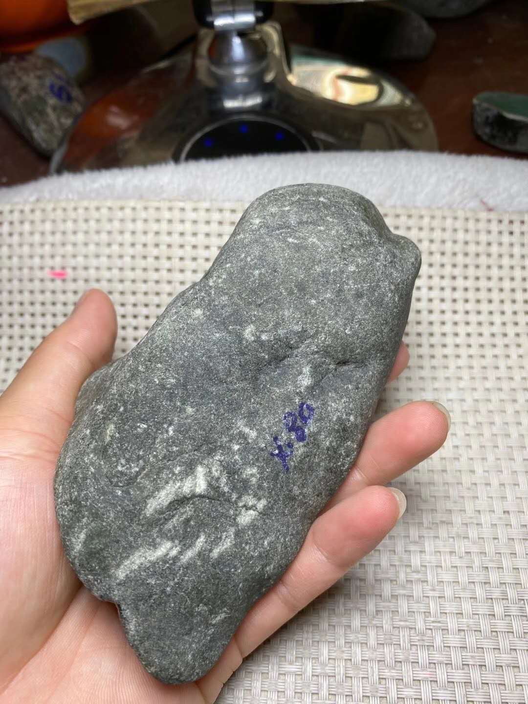 赌石中的原石一般在哪里,赌石开窗料视频讲解