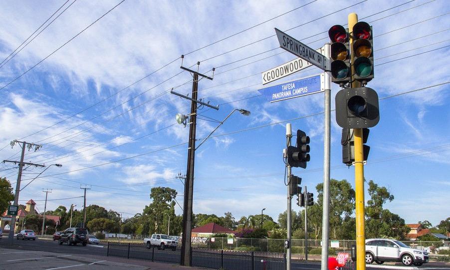 碰到红灯坏了一直不变绿灯怎么办,红灯坏了不按道路行驶