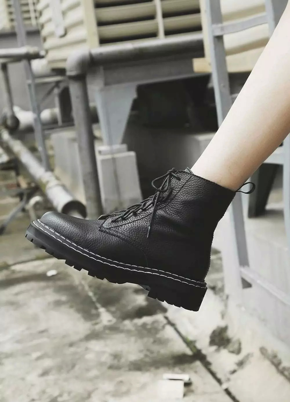 一点也不热，酷妹的马丁靴里都有空调