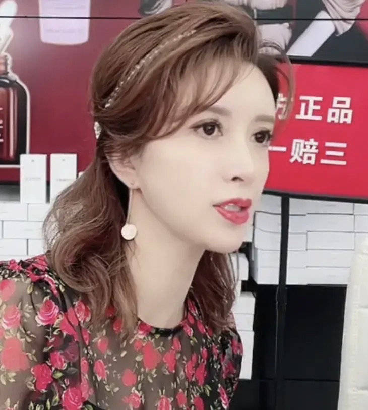 金巧巧试水直播带货，超多福利网友热评地摊价买大牌货