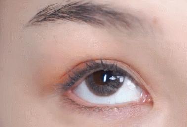 眼妆画完一会就脏掉了,眼妆一画就显得凶