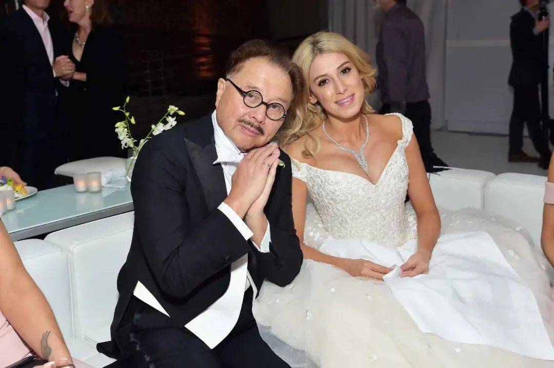 这个华人在美国被称作华人食神,80岁喜得子,老婆是美女还是硕士