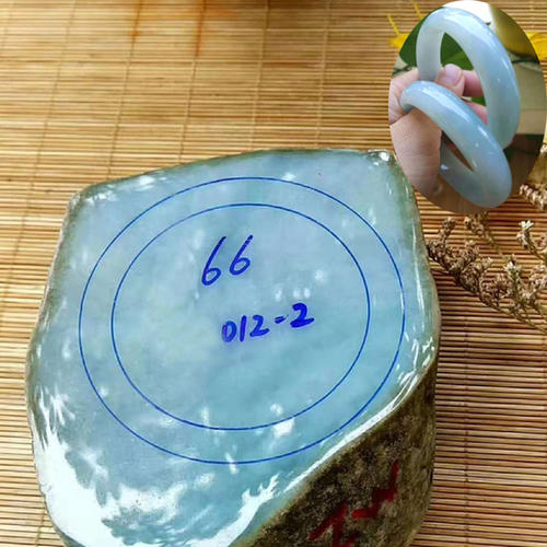 手腕大的女孩怎么选黄金手镯,女性如何选择自己的翡翠手镯