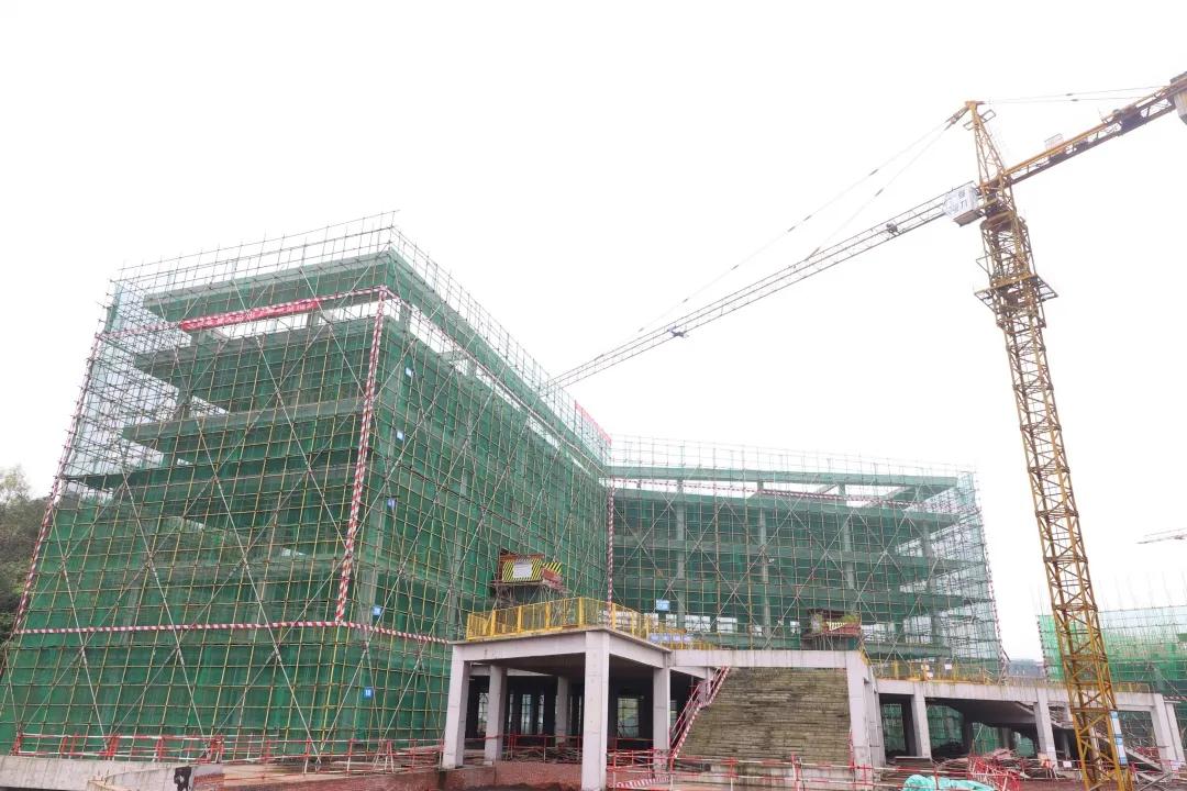 占地300亩的学校,占地3万多平米的学校