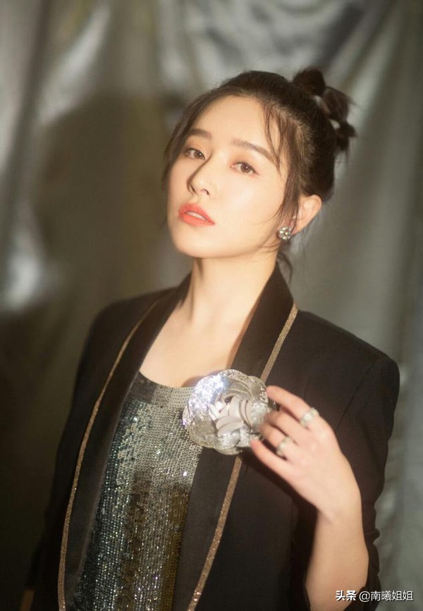 你的脸型适合披头发还是扎头发,扎什么发型发际线不会后移和秃头