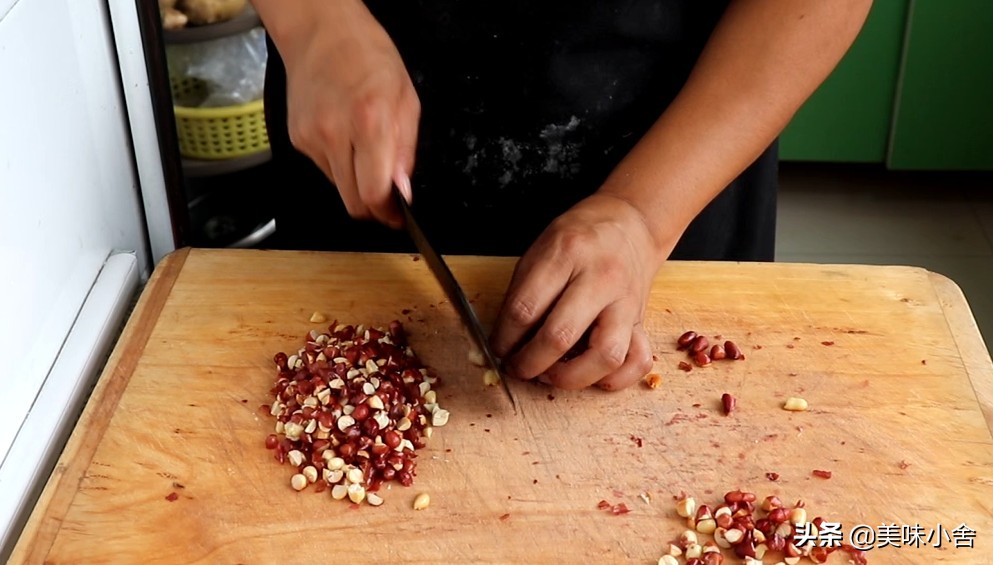正宗牛肉酱香菇,牛肉香菇香辣酱制作的全过程