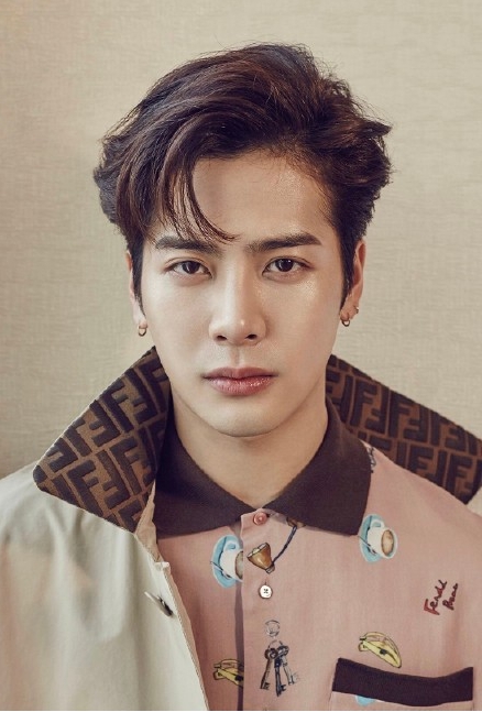 王嘉尔adidas穿搭,王嘉尔mlb老花