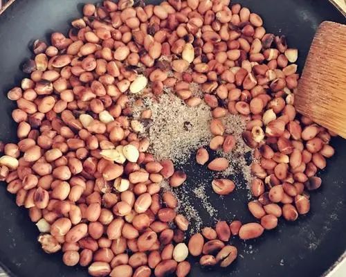 炒花生（作者：张晓峰）