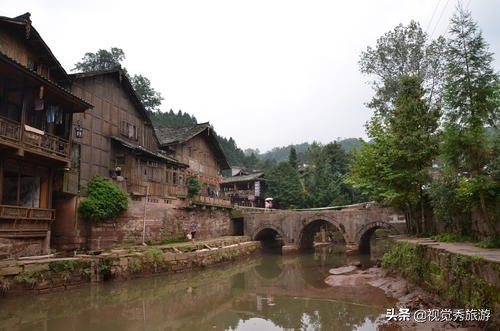 依山傍水，田园小丘，木屋为舍，石板铺街，四川雅安上里古镇