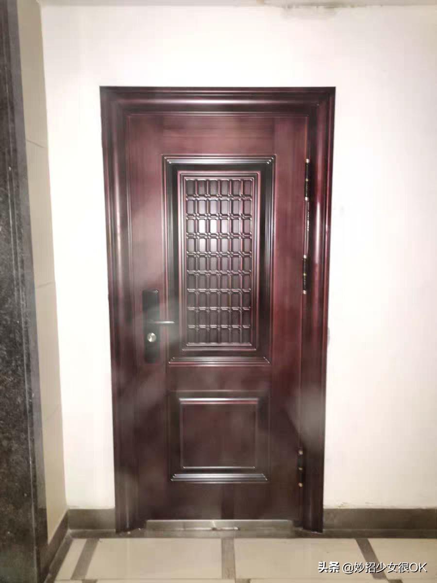 工人贴砖墙砖不平,贴地板砖工人有啥坏处