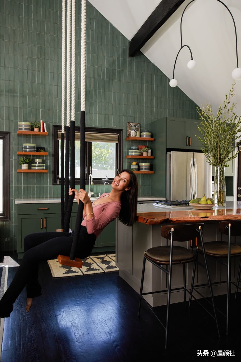 好莱坞明星詹妮娜的豪宅曝光。混搭复古，大胆涂色，居然还配秋千